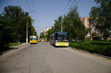 CHERNIVTSI, UKRAINE - 02 Mayıs 2018. Trolleybus LAZ E183 # 350 Chernivtsi sokaklarında yolcularla at sürüyor.