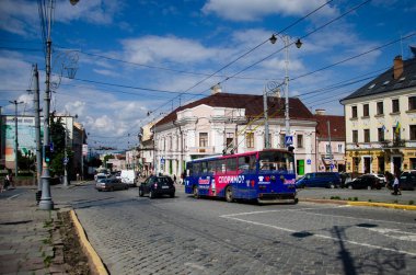 CHERNIVTSI, UKRAINE - 14 Mayıs 2018. Trolleybus Skoda 14Tr # 365 (eski. Brno # 3246) Chernivtsi sokaklarında yolcularla at sürüyor..
