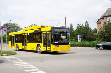 CHERNIVTSI, UKRAINE - 15 Mayıs 2018. Trolleybus Dnipro T203 (MAZ) # 382 Chernivtsi sokaklarında yolcularla birlikte.