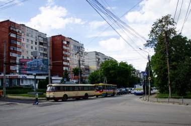 CHERNIVTSI, UKRAINE - 15 Mayıs 2018. Trolleybuses Skoda 9Tr # 206 ve Skoda 14Tr # 297 Chernivtsi sokaklarında yolcularla birlikte.