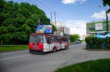 CHERNIVTSI, UKRAINE - 17 Mayıs 2018. Trolleybus Skoda 14Tr # 302 Chernivtsi sokaklarında yolcularla birlikte.
