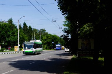 CHERNIVTSI, UKRAINE - 23 Mayıs 2018. Trolleybuses Skoda 21Tr # 372 (ex. Plzen # 495) ve Skoda # 14Tr # 310 Chernivtsi sokaklarında yolcularla birlikte.