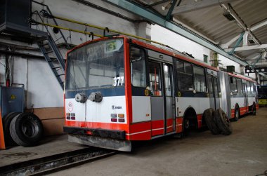 CHERNIVTSI, UKRAINE - 16 Haziran 2018. Trolleybus Skoda 15Tr # 377 (eski. Kosice # 1018) Chernivtsi 'nin troleybüs deposunda.