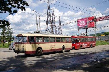 CHERNIVTSI, UKRAINE - 25 Haziran 2018. Trolleybuses Skoda 9Tr # 206 ve Skoda 14Tr # 302 Chernivtsi sokaklarında yolcularla birlikte.