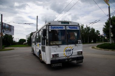 CHERNIVTSI, UKRAINE - 25 Haziran 2018. Trolleybus Skoda 14Tr # 275 Chernivtsi sokaklarında yolcularla at sürüyor..