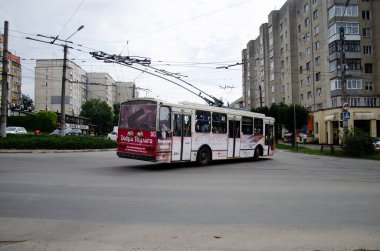 CHERNIVTSI, UKRAINE - 10 Temmuz 2018. Trolleybus Skoda 14Tr # 363 (eski. Ostrava # 3256) Chernivtsi sokaklarında yolcularla at sürüyor..