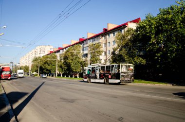 LUTSK, UKRAINE - Ağustos 03, 2018. Trolleybus YuMZ T2 # 200 Lutsk sokaklarında yolcularla birlikte.