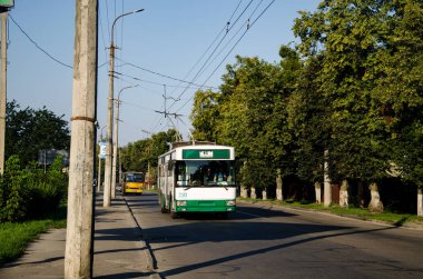 LUTSK, UKRAINE - Ağustos 04, 2018. Trolleybus Jelcz 120MT # 230 (eski. Lublin # 3834) Lutsk sokaklarında yolcularla at sürüyor..