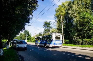 LUTSK, UKRAINE - Ağustos 03, 2018. Trolleybus Jelcz PR110E # 213 (ex. Lublin # 3802) Lutsk sokaklarında yolcularla at sürüyor..