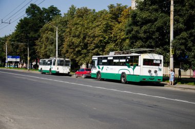 LUTSK, UKRAINE - Ağustos 04, 2018. Trolleybuses ZiU-682 # 160 ve Jelcz20MT # 230 (ex. Lublin # 3834) Lutsk sokaklarında yolcularla at sürüyor..