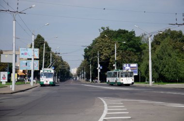LUTSK, UKRAINE - Ağustos 05, 2018. Trolleybuses ZiU-682 # 164 ve Jelcz 120MT # 219 (ex. Lublin # 3813 ve Slupsk # 501) Lutsk sokaklarında yolcularla birlikte.