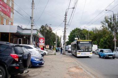 CHERNIVTSI, UKRAINE - 24 Eylül 2018. Trolleybus LAZ E183 # 348 Chernivtsi sokaklarında yolcularla birlikte.
