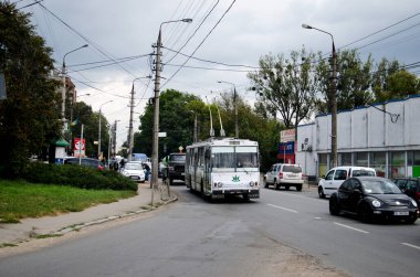 CHERNIVTSI, UKRAINE - 11 Eylül 2018. Trolleybus Skoda 14Tr # 305 Chernivtsi sokaklarında yolcularla birlikte.