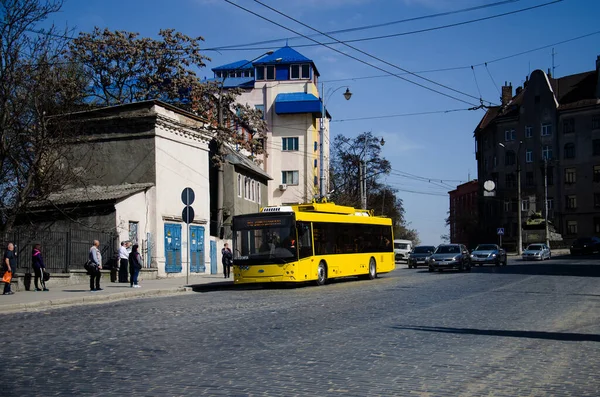 CHERNIVTSI, UKRAINE - 10 Nisan 2018. Trolleybus Dnipro T203 (MAZ) # 382 Chernivtsi sokaklarında test ediliyor.