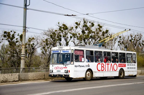 CHERNIVTSI, UKRAINE - 11 Nisan 2018. Trolleybus Skoda 14Tr # 292 Chernivtsi sokaklarında yolcularla birlikte..