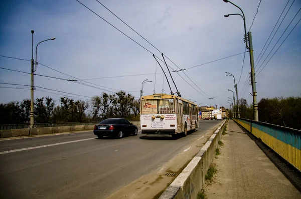 Chernivtsi Ukrajina Dubna2018 Trolejbus Škoda 14Tr 283 Koni Cestujícími Ulicích — Stock fotografie