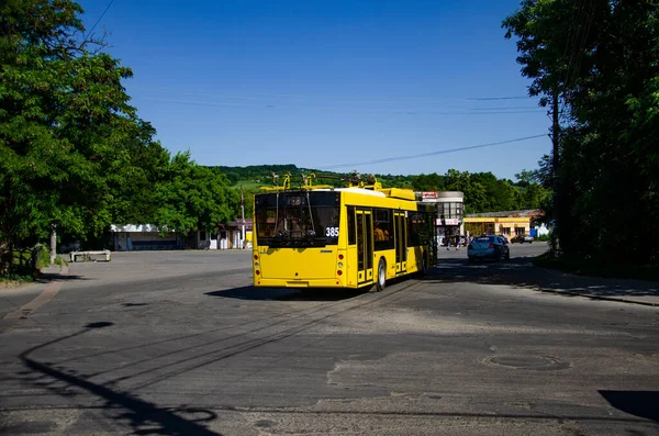 CHERNIVTSI, UKRAINE - 30 Mayıs 2018. Trolleybus Dnipro T203 (MAZ) # 385 Chernivtsi sokaklarında yolcularla birlikte.