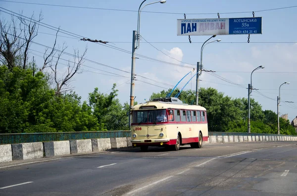 CHERNIVTSI, UKRAINE - Haziran 09, 2018. Trolleybus Skoda 9Tr # 208 Chernivtsi sokaklarında yolcularla yolculuk ediyor..