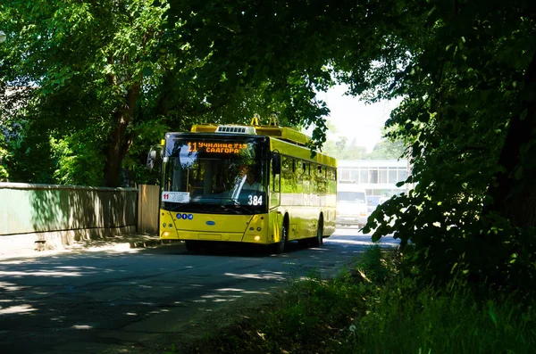 CHERNIVTSI, UKRAINE - 30 Mayıs 2018. Trolleybus Dnipro T203 (MAZ) # 385 Chernivtsi sokaklarında yolcularla birlikte.