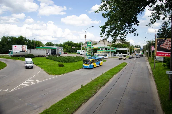 CHERNIVTSI, UKRAINE - 25 Haziran 2018. Trolleybus Skoda 14Tr # 378 (eski. Kosice # 2004) Chernivtsi sokaklarında yolcularla at sürüyor.