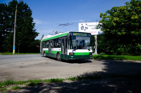 CHERNIVTSI, UKRAINE - 09 Temmuz 2018. Trolleybus Skoda # 21Tr # 372 (ex. Plzen # 495) Chernivtsi sokaklarında yolcularla at sürüyor..