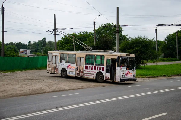CHERNIVTSI, UKRAINE - 10 Temmuz 2018. Trolleybus Skoda 14Tr # 283 Chernivtsi sokaklarında yolcularla at sürüyor..