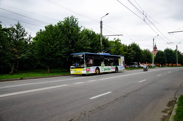 Chernivtsi Ukrajina Červen2018 Trolejbus Laz E183 350 Koni Pasažéry Ulicích — Stock fotografie