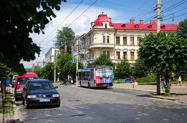 Chernivtsi Ukraine Jule 2018 Trolleybus Laz E183 344与乘客在Chernivtsi大街上骑马 — 图库照片