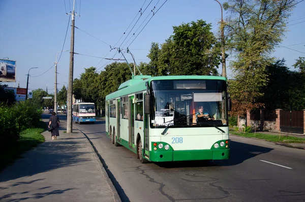 Lutsk Ukraine 2018年8月4日 Trolleybus Bogdan E231 208乘坐乘客在卢茨克大街上 — 图库照片