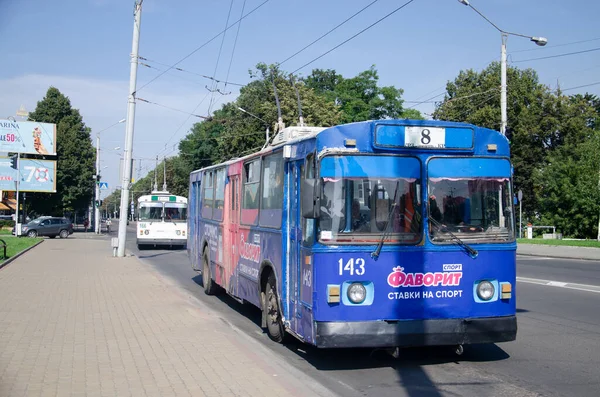 LUTSK, UKRAINE - Ağustos 05, 2018. Trolleybuses ZiU-682 # 143 ve 166 Lutsk sokaklarında yolcularla birlikte.