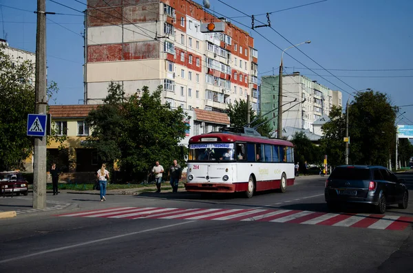 CHERNIVTSI, UKRAINE - 30 Ağustos 2018. Trolleybus Skoda Chernivtsi sokaklarında yolcularla at sürüyor..