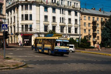CHERNIVTSI, UKRAINE - 4 Ağustos 2020. Trolleybus LAZ-52522 # 2010 Chernivtsi sokaklarında yolcularla birlikte.