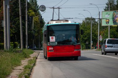 CHERNIVTSI, UKRAINE - 4 Ağustos 2020. Trolleybus Hess SwissTrolley 2 # 399 (eski. Biel # 90) Chernivtsi sokaklarında yolcularla at sürüyor..