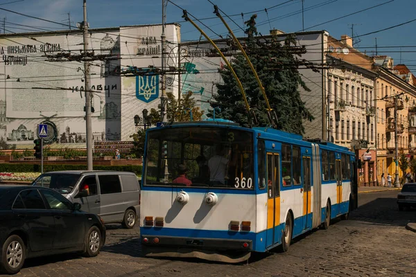 CHERNIVTSI, UKRAINE - 4 Ağustos 2020. Trolleybus Skoda 15Tr # 360 (eski. Ostrava # 3512) Chernivtsi sokaklarında yolcularla at sürüyor..