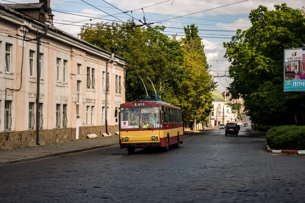 Chernivtsi Ukrajina Srpna2020 Trolejbus Škoda 14Tr 299 Koni Pasažéry Ulicích — Stock fotografie