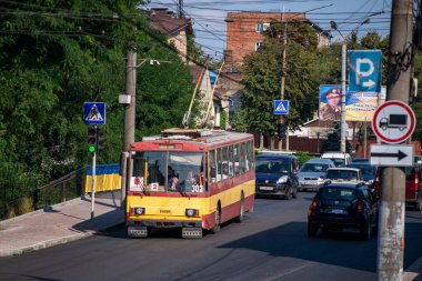 CHERNIVTSI, UKRAINE - 21 Ağustos 2020. Trolleybus Skoda 14Tr # 302 Chernivtsi sokaklarında yolcularla birlikte.