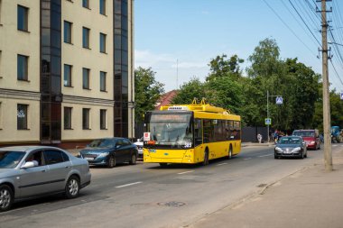 CHERNIVTSI, UKRAINE - 17 Ağustos 2020. Trolleybus Dnipro T203 (MAZ) # 382 Chernivtsi sokaklarında yolcularla birlikte.