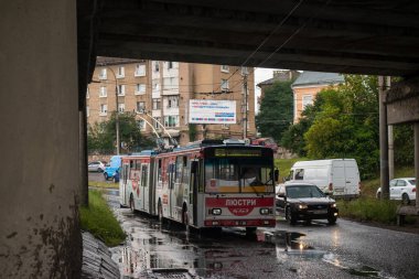 CHERNIVTSI, UKRAINE - 19 Ağustos 2020. Trolleybus Skoda 15Tr # 359 (eski. Ostrava # 3507) Chernivtsi sokaklarında yolcularla at sürüyor.