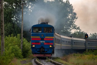 CHERNIVTSI, UKRAINE - 17 Ağustos 2020. 136 / 135 numaralı tren Chernivtsi - Chernivtsi şehrinde 2TE10M-2416 lokomotifli Odesa.