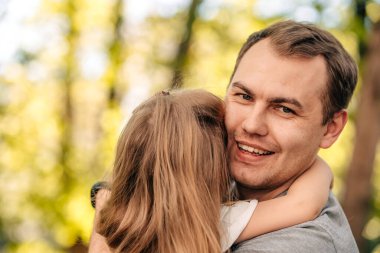 Baba 'nın yakın plan portresi, baba kızını kucaklıyor, babalar günü konsepti. Kaliteli fotoğraf