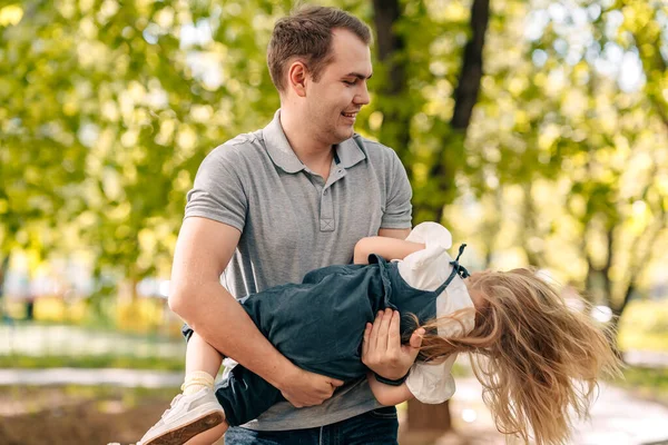 Vader Met Dochtertje Speelt Het Park Straat Schudt Zijn Armen — Stockfoto