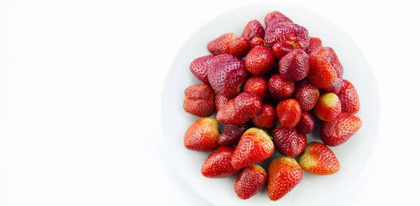 Leckere Frische Rote Erdbeere Einer Schüssel Und Auf Weißem Hintergrund — Stockfoto