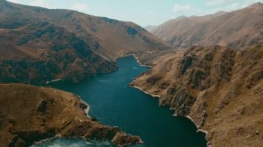 Dağlarda havadan video ve güzel bir göl, Peru dağlık uçuş