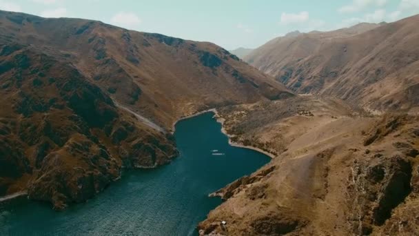 Video Udara Pegunungan Dan Indah Lake Unique Rumah Samping Laguna — Stok Video