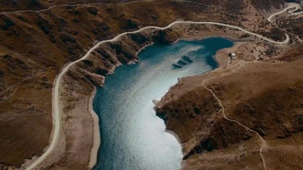 Vídeo Aéreo Las Montañas Hermoso Lago Casa Única Junto Una — Vídeos de Stock