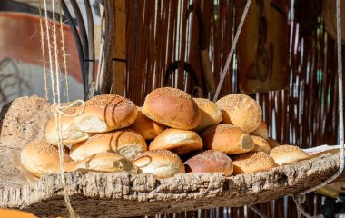Birçok pazar yeri üzerinde yuvarlak çörekler.