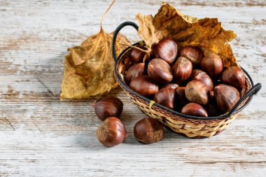 Bütün kestane sepet.