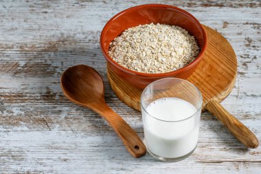 Diyet aotmeal gevreği beyaz zemin üzerine sütlü.