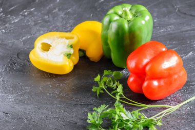 Yemek pişirmek için hazırlanan tüm ve kesme bell biber.