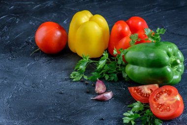 Siyah arka plan üzerine yemek pişirmek için hazırlanan tüm ve kesilmiş sebzeler.